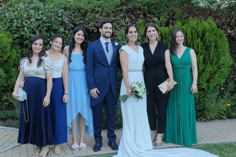 María con su vestido elegante