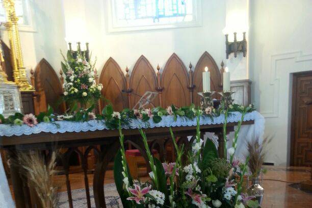 Centro de iglesia y altar