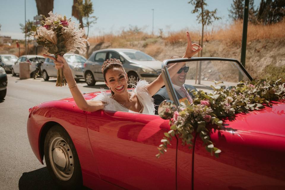 Coche y ramo de novia