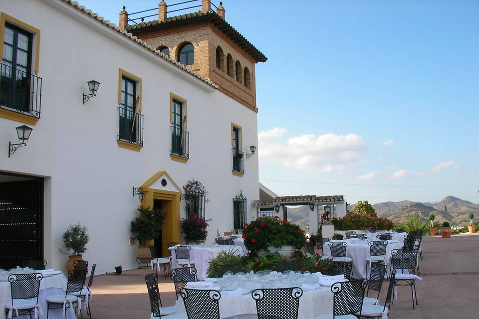 Mesas en la fachada