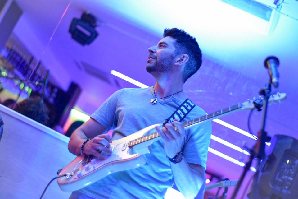 Daniel Sierra a la guitarra
