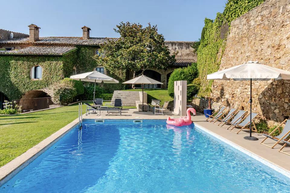 Jardín piscina casa rufina