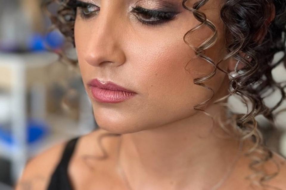 Maquillaje y peinado