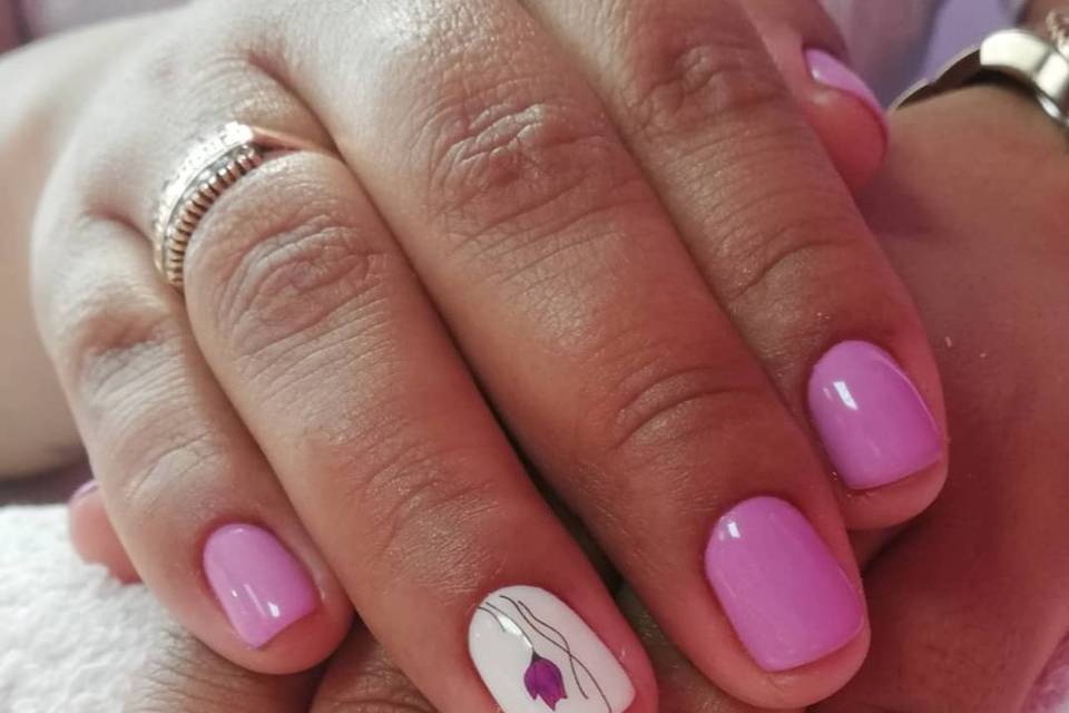 Manicura semipermanente rosa