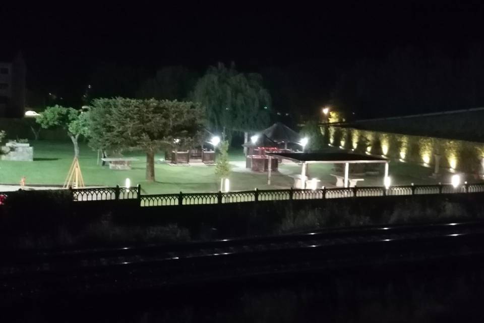 Jardín de noche