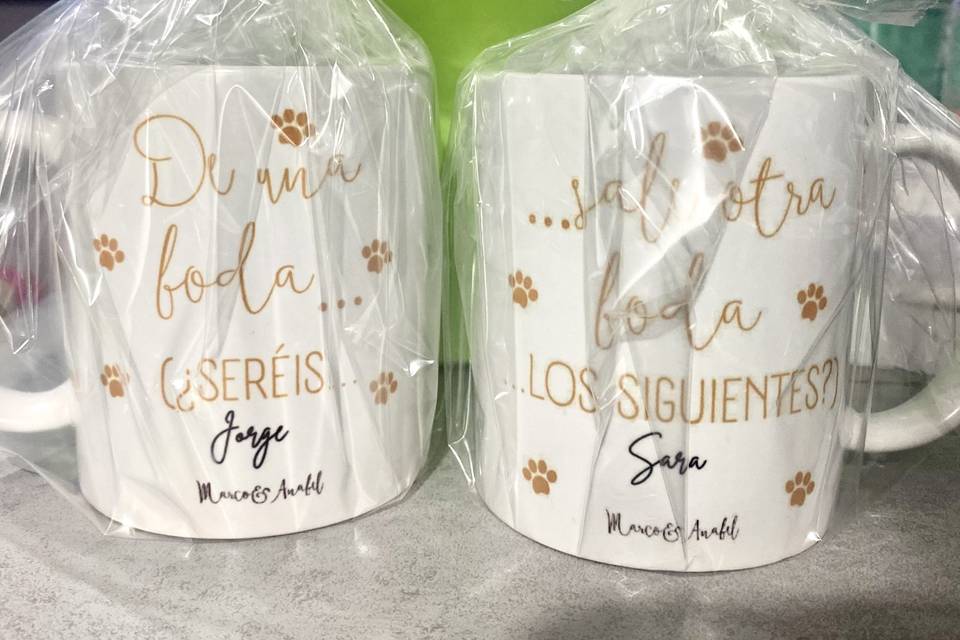 Tazas de una boda sale otra