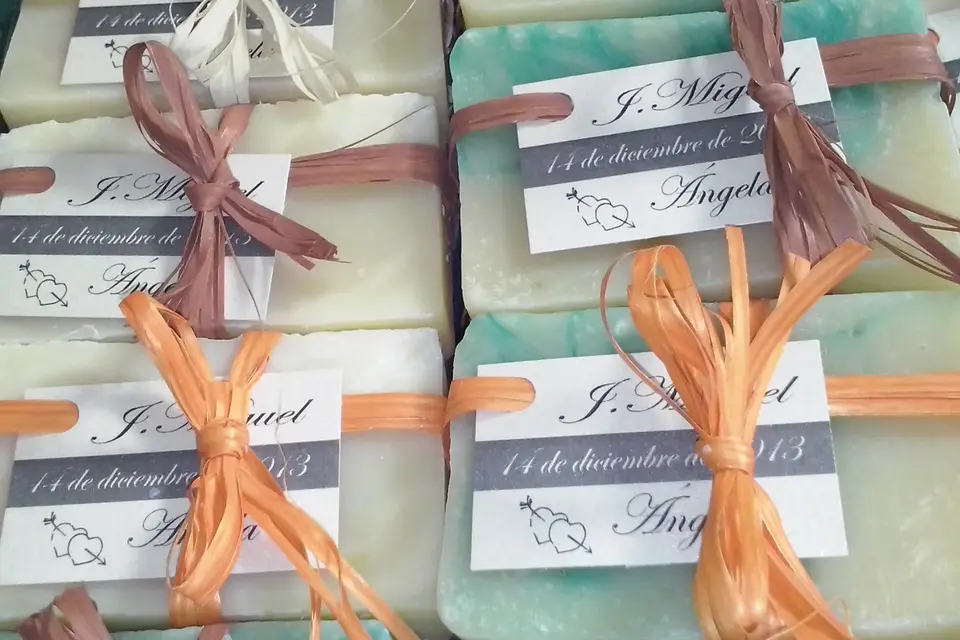 Detalle de boda: regala jabón con jabonera para los invitados