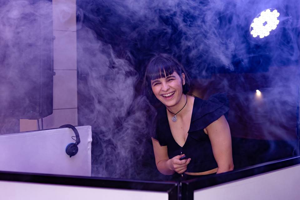 Cabina DJ con humo y luces 2