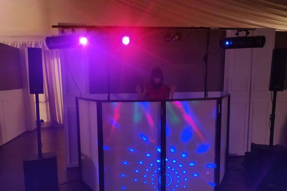 Cabina DJ con humo y luces