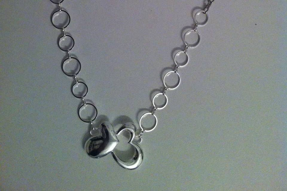 Collar con corazones de plata