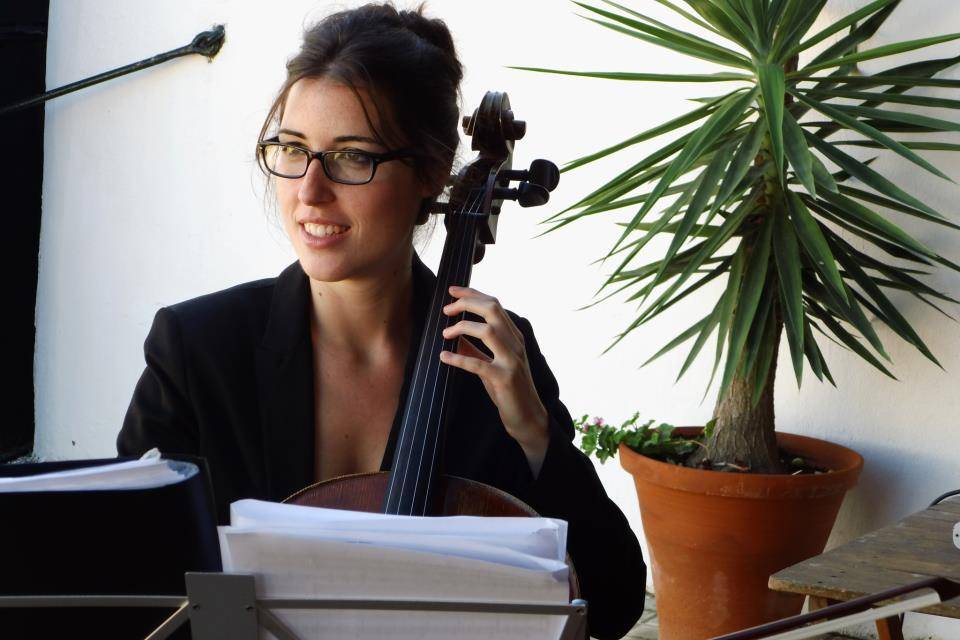 La violonchelista del grupo