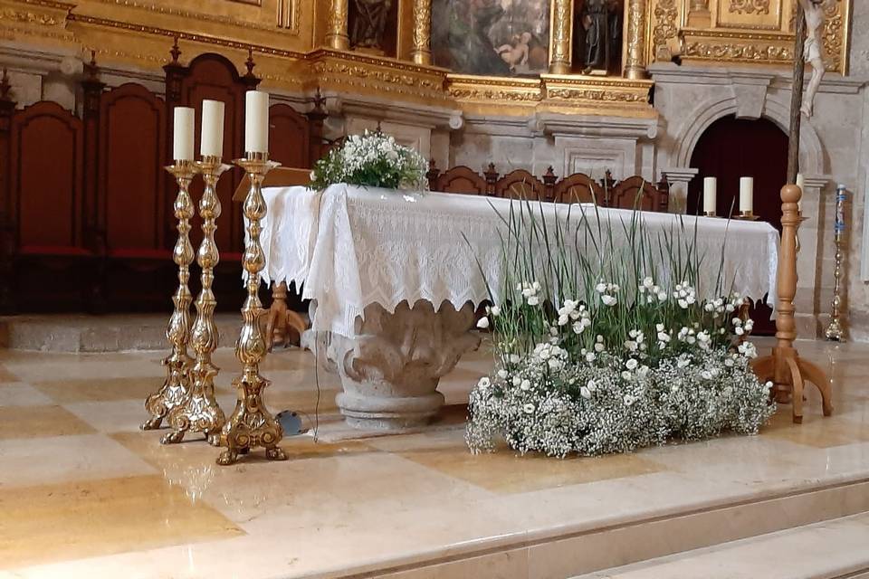 Decoración floral de iglesia de boda