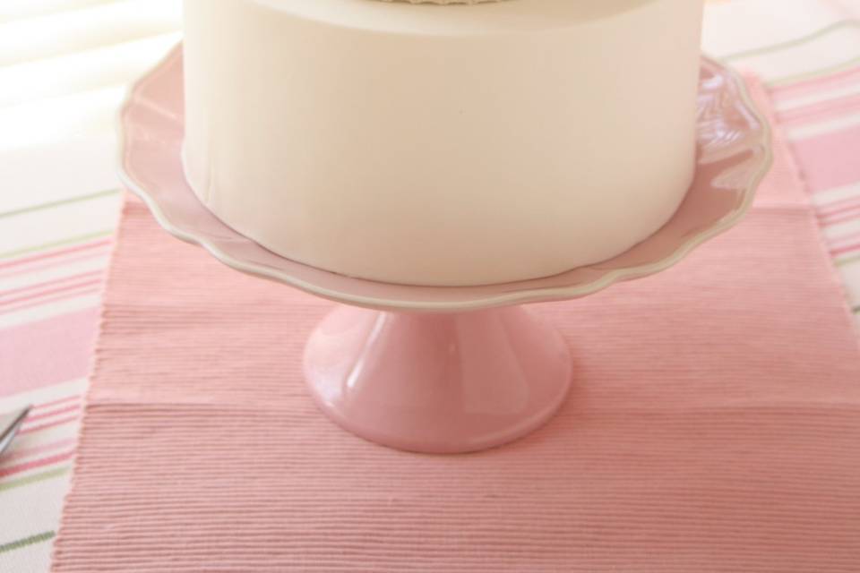 Tarta de boda con dalia de colores pastel