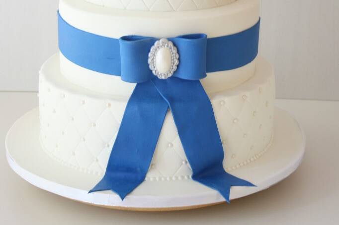 Tarta de boda en azul real