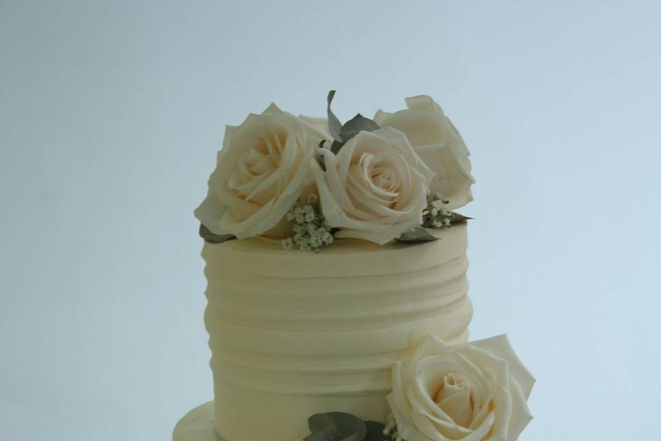 Tarta con rosas blancas grandes