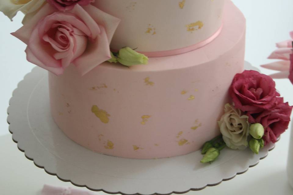 Tarta con rosas blancas grandes