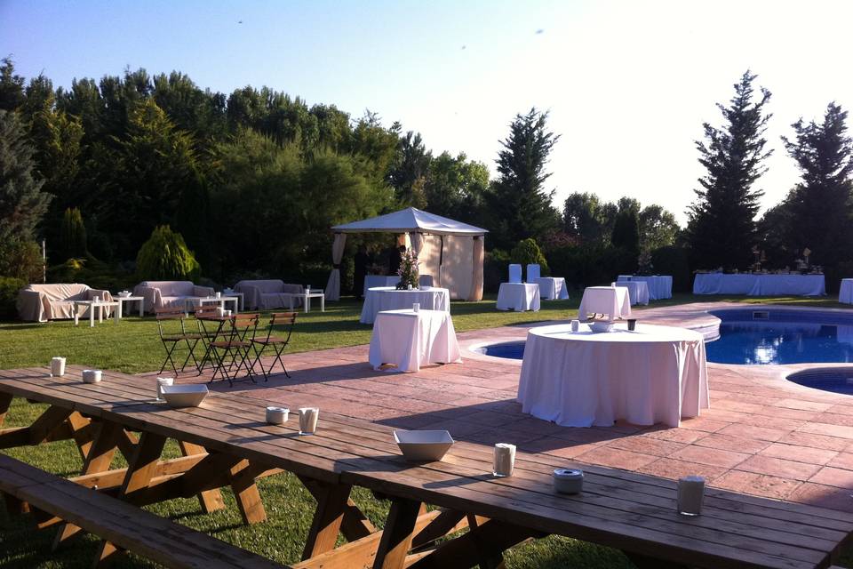 Boda alrededor de la piscina