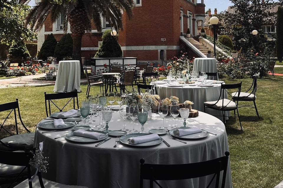 Banquete en el jardín