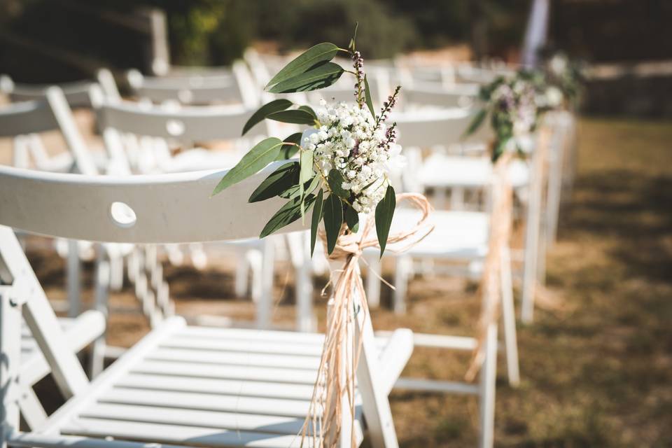 Sillas blancas ceremonia