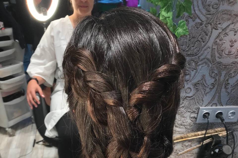 Recogido con trenzas cruzadas