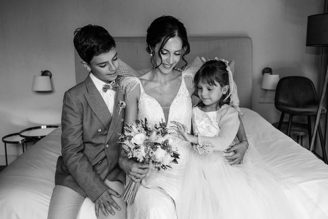 Novia con sus hijos