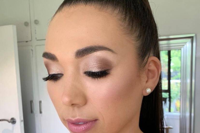 Cut crease makeup