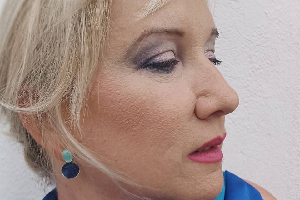 Maquillaje y peinado tonos azu