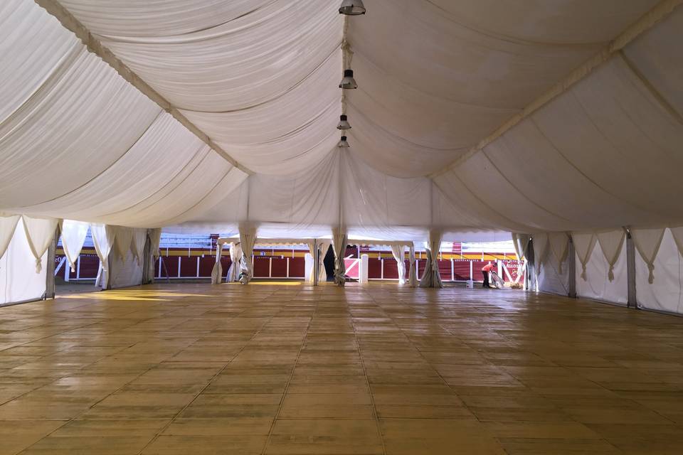 Interior de carpa en Plaza de Toros