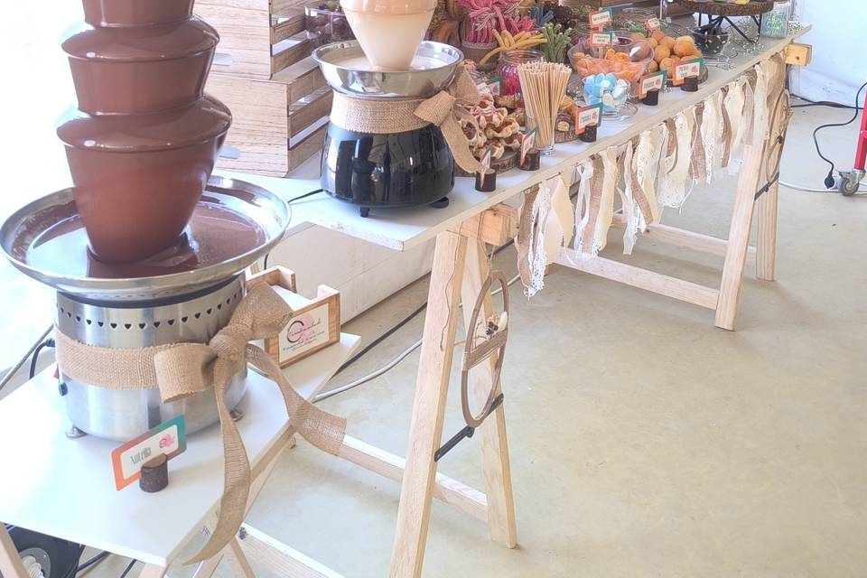 Mesa dulce con dos fuentes de