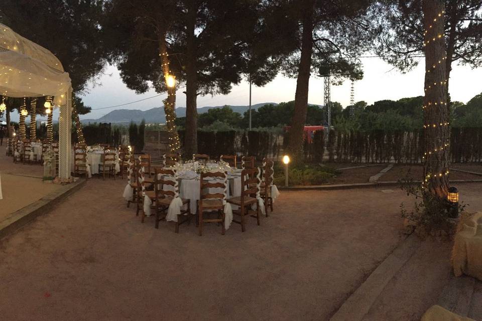 Panorámica de cena en el jardín