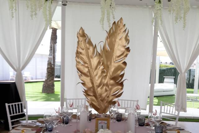 Plumas doradas gigantes