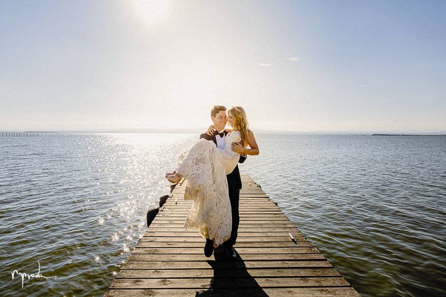 Novios en embarcadero