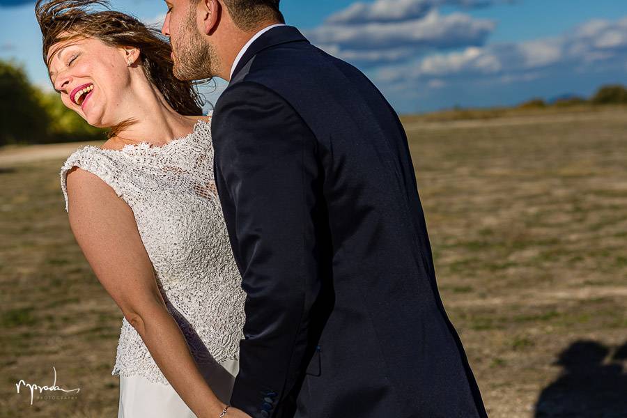 Novios en embarcadero