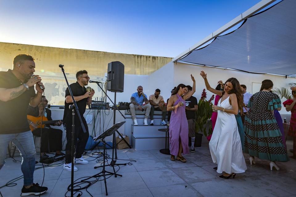 Celebración en el rooftop bar