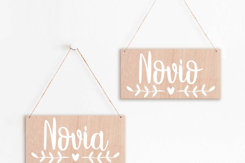 Cartel de novio y novia de madera