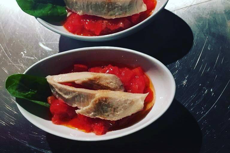 Ventresca con tomate y salsa kimchi