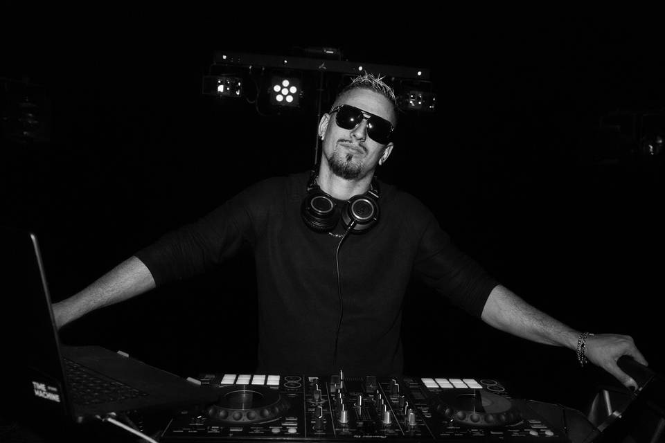DJ & Live Music