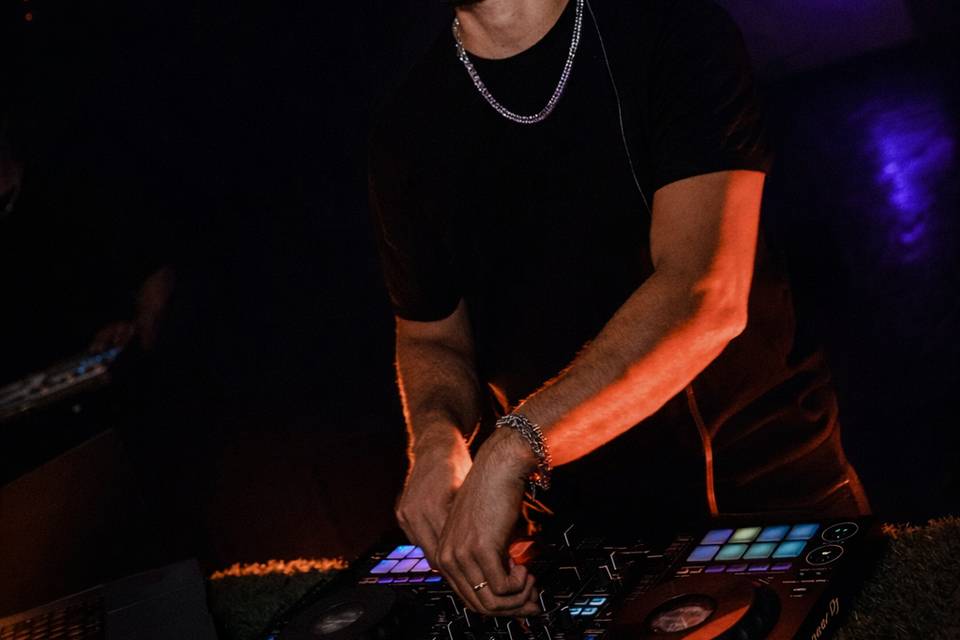 DJ & Live Music