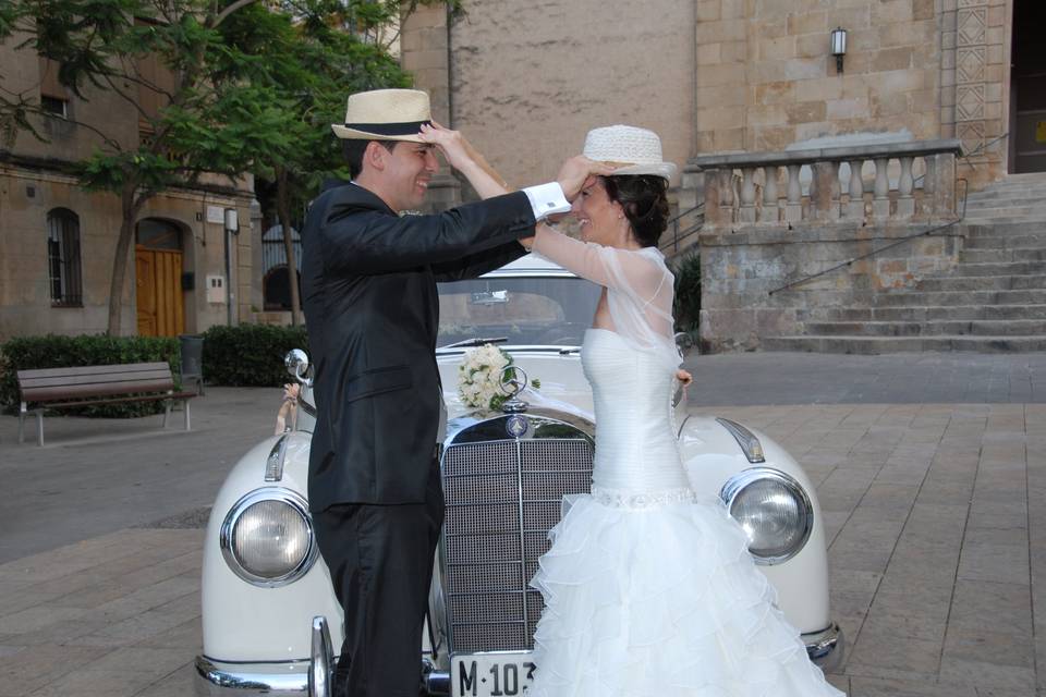 Posando con el auto de época