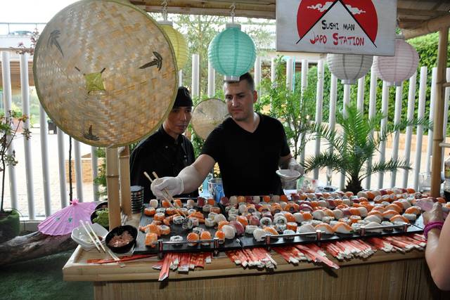 Buffet japonés de sushi y makis