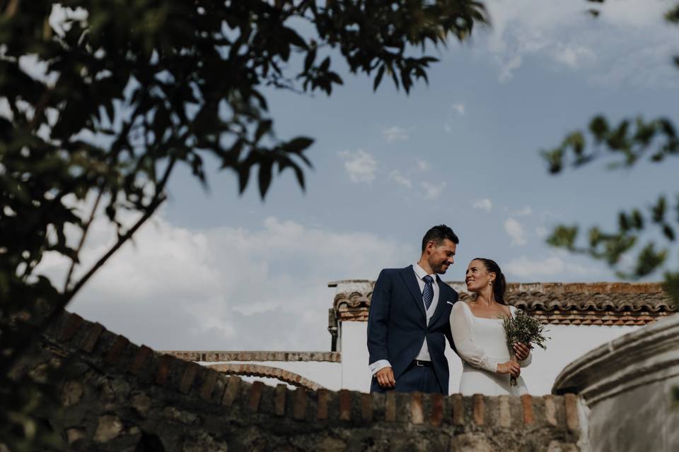 Novios en patio estanque