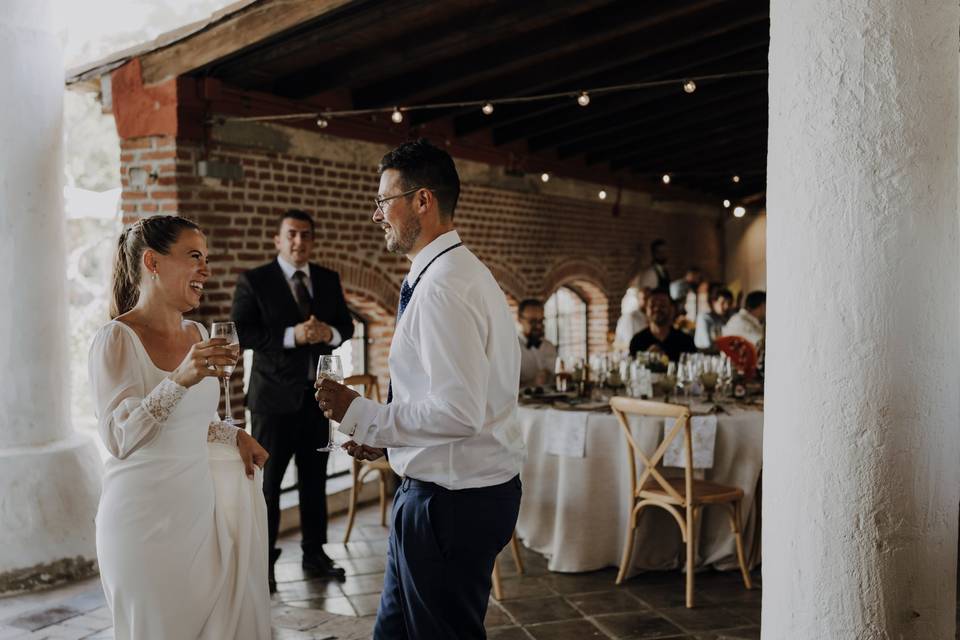 Novios en entrada banquete