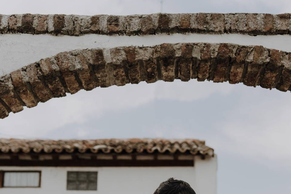 Novios en entrada arcos