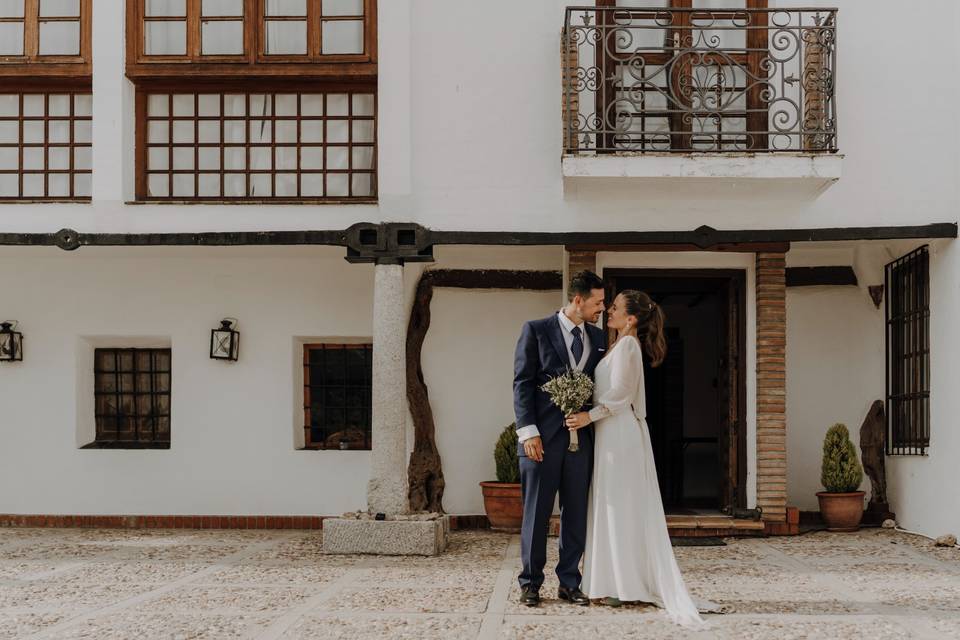 Novios en entrada principal