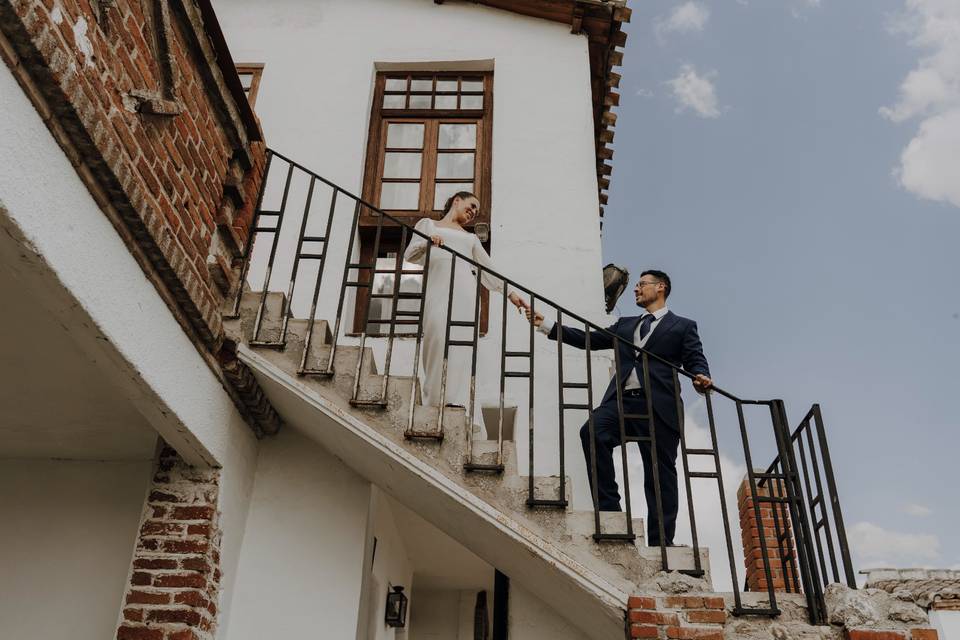 Novios subiendo a terraza