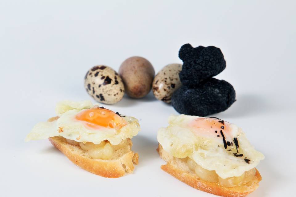 Huevo de codorniz y patata trufada