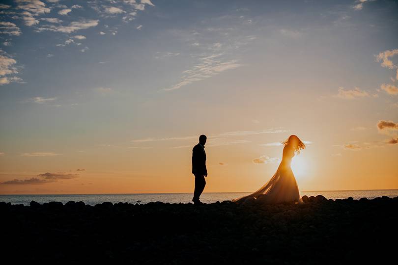 Boda y novios en el ocaso