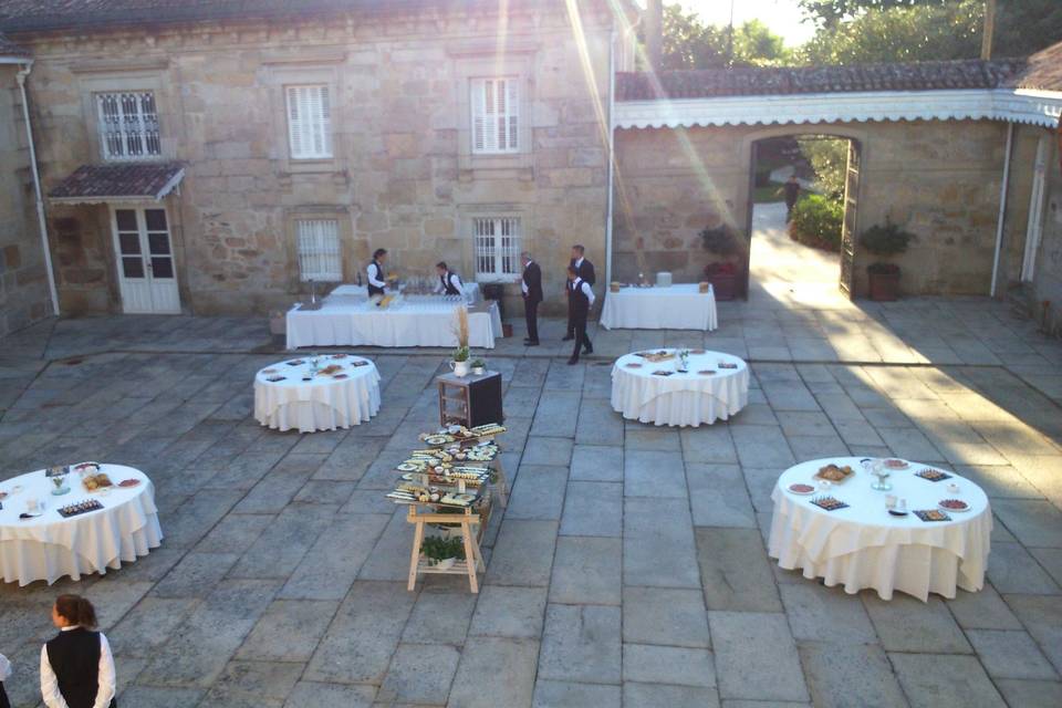 Aperitivo en el patio de armas