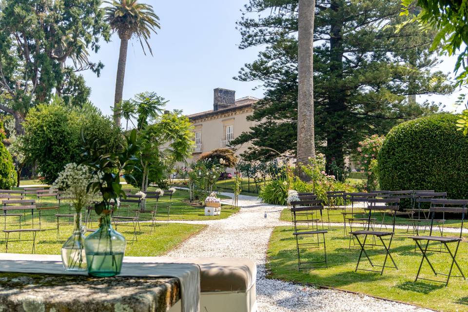 camino_blanco_sillas_jardin_boda