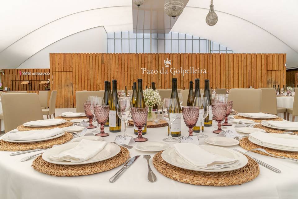 detalle_mesa_botellas_copas_mimbre